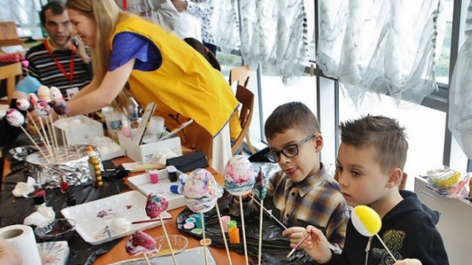 Деца със специални нужди рисуваха навръх Великден | StandartNews.com