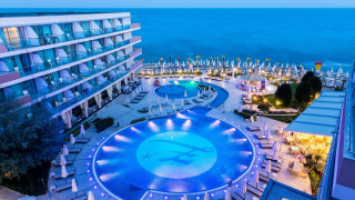 Фалира 5-звезден хотел на морето. Свързан е с политик
