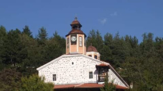 Вицепремиер влезе в уникален възрожденски храм в Белица