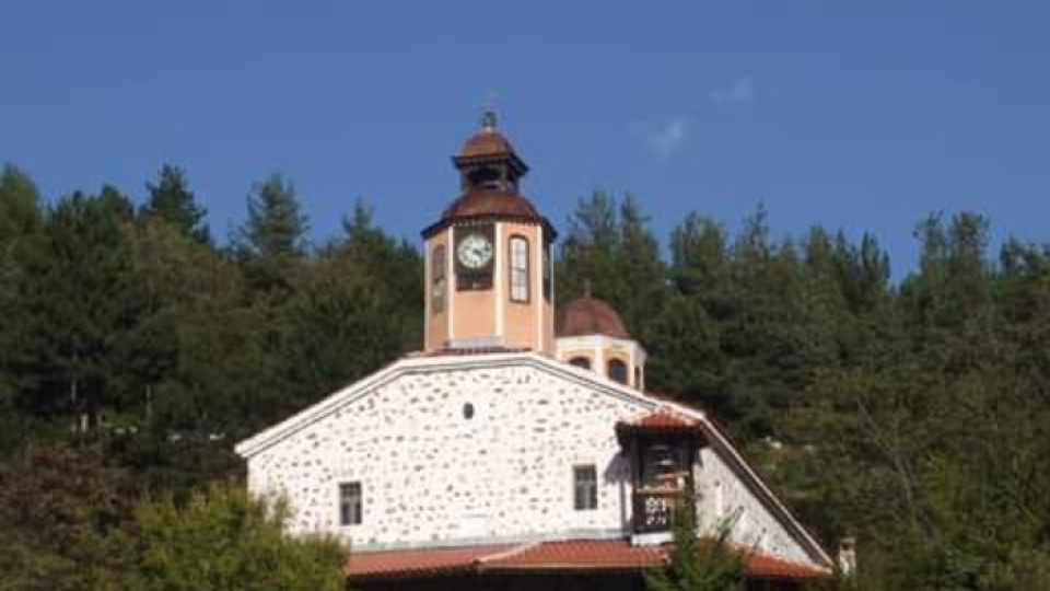 Вицепремиер влезе в уникален възрожденски храм в Белица | StandartNews.com