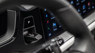 Връщат физическите бутони в автомобилите - шофьорите масово не харесват сензорните екрани