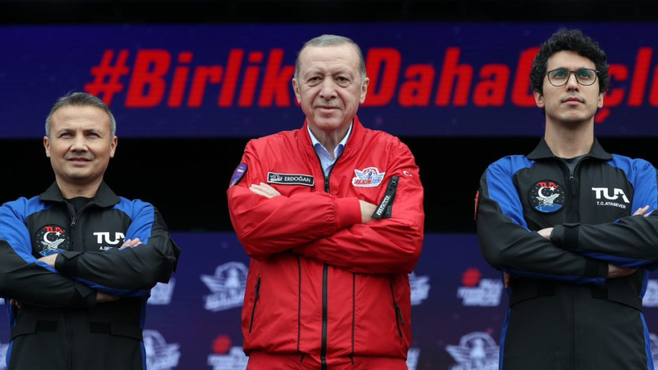 Ердоган показа кои ще са първите турци в космоса (СНИМКА) | StandartNews.com