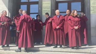 Прокурори, съдии и следователи се вдигнаха в защита на Гешев