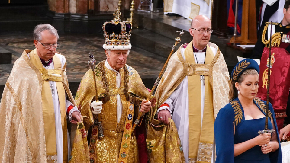 Новият крал! Колко тежи короната? | StandartNews.com