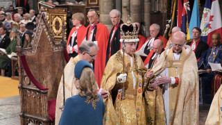 Чарлз Трети получи короната си на пищна церемония (ГАЛЕРИЯ)