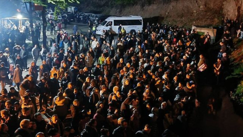 Стотици се тълпят до Лековития извор. Какво се случи на Дамбалъ | StandartNews.com