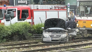 Трамвай смачка кола насред София! Има ли пострадали