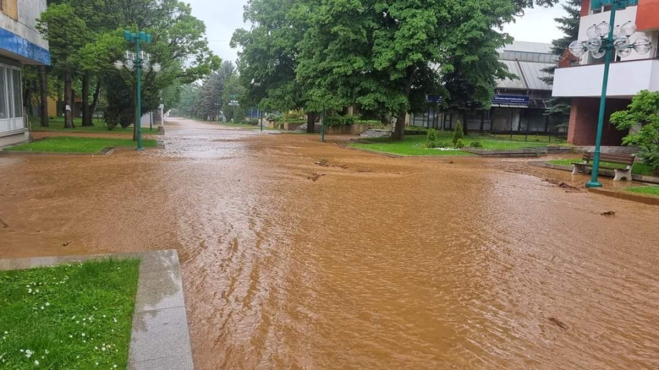 Става страшно: улици и къщи под вода | StandartNews.com
