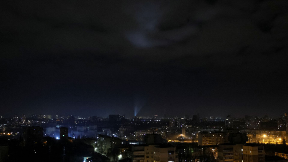 Киев се тресе цяла нощ, пламъци изплашиха столичани | StandartNews.com