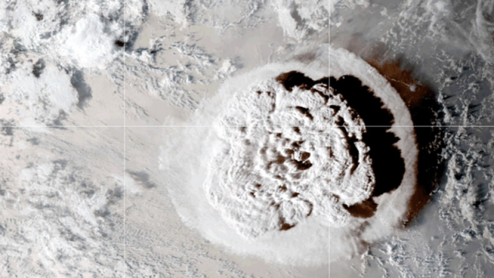 Миналогодишното мощно изригване на вулкан край островите Тонга създало плазмени мехури в йоносферата | StandartNews.com