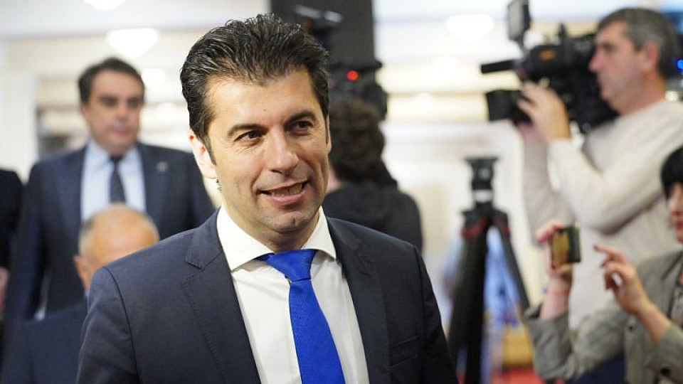 Кирил Петков слезе от таксито и побърка цял квартал! | StandartNews.com
