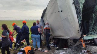 Автобус се обърна на магистрала Тракия, има тежко ранени