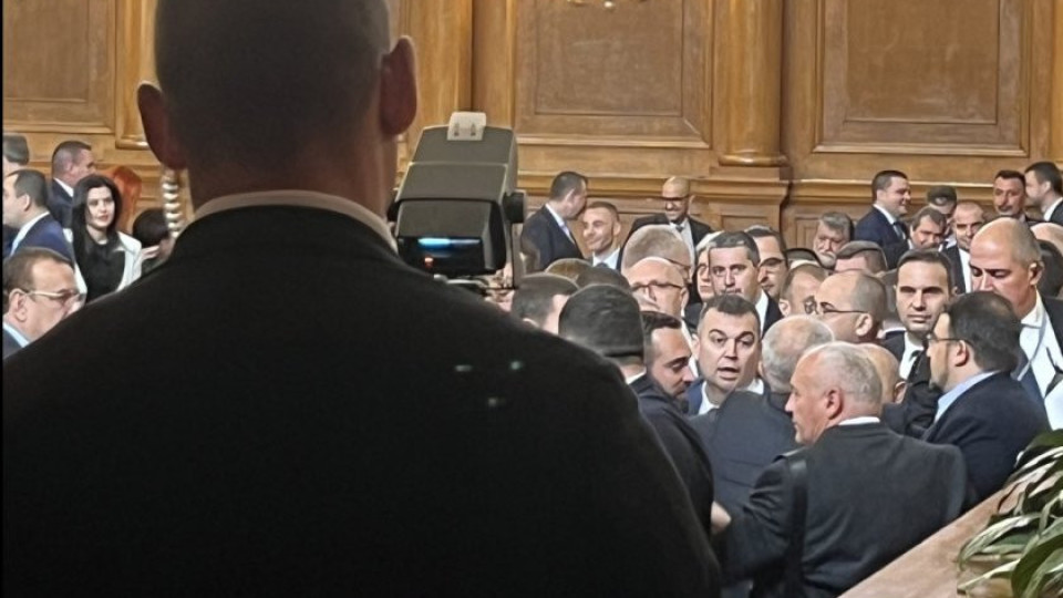 Високо напрежение! Юмруци в парламента (СНИМКИ) | StandartNews.com