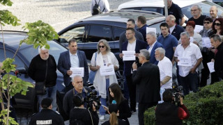 Левицата изкара активисти на протест пред парламента