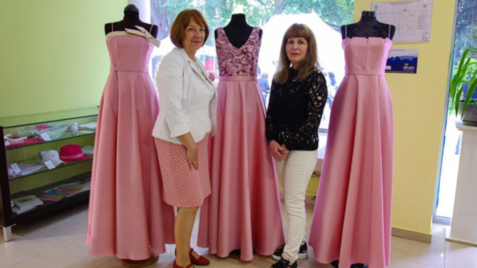 Новите рокли на Царица Роза и нейните подгласнички, изработени от топ дизайнера Жени Живкова | StandartNews.com