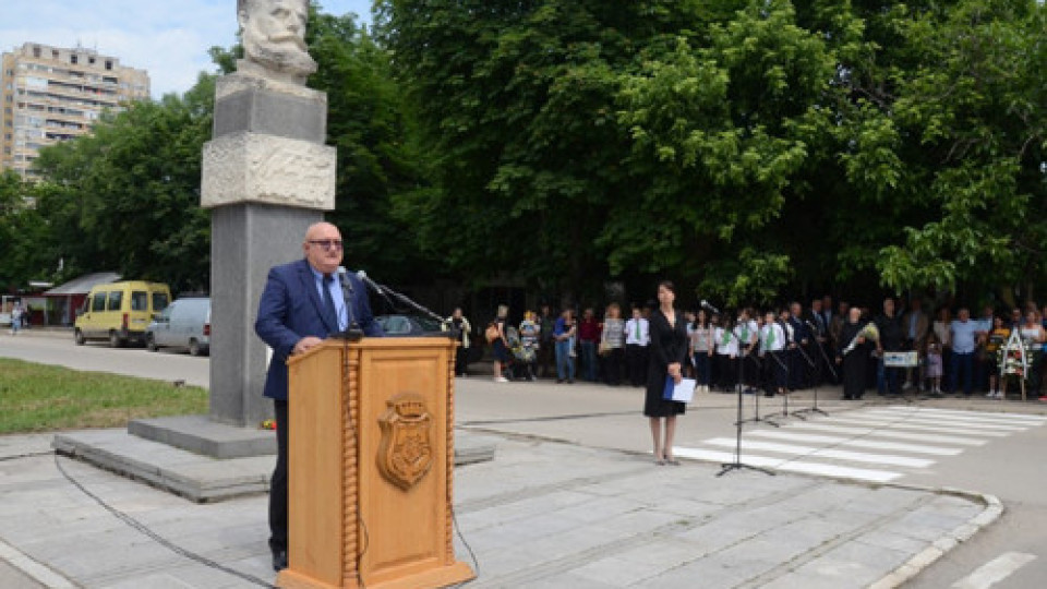 Видинчани се поклониха пред подвига на Ботев и на героите, загинали за свободата на България | StandartNews.com