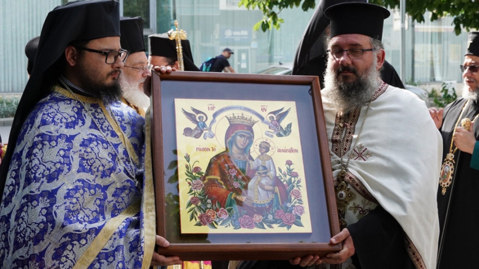 Чудотворна икона на Богородица осветли голям български празник | StandartNews.com