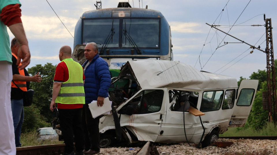 Ужас на жп прелез край Плевен! Двама загинали | StandartNews.com