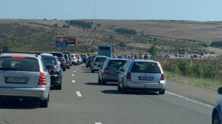 Страшни тапи на магистрала Тракия заради катастрофа и ремонти