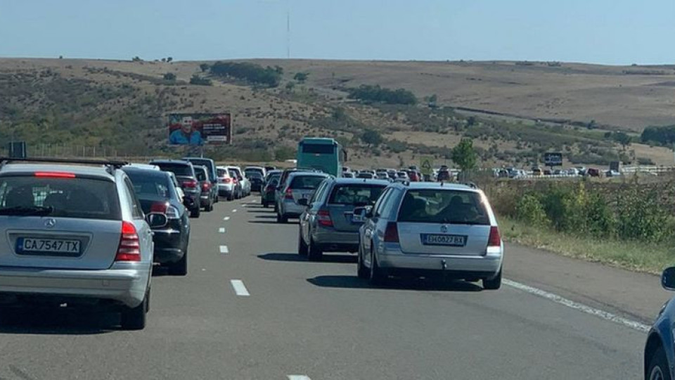 Страшни тапи на магистрала Тракия заради катастрофа и ремонти | StandartNews.com