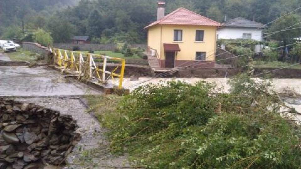 Водно бедствие в Георги Дамяново. Има наводнени къщи | StandartNews.com