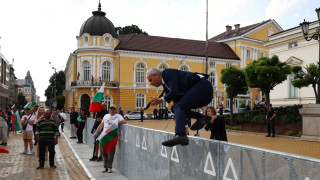 Костадинов повежда мощен протест на Възраждане