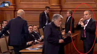 Гроздан Караджов разтресе парламента! С действие с ръцете