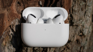 Слушалките AirPods стават по-умни и сами ще решават какви звуци да пропускат до ухото