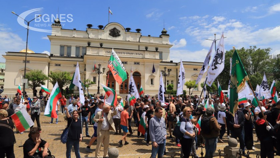 Тройна обсада на парламента | StandartNews.com