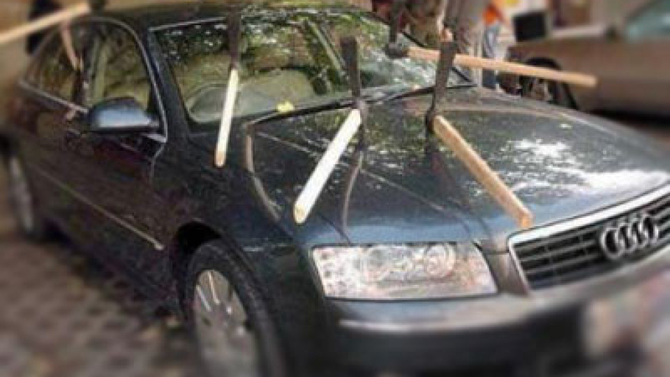 Без да искат апаши стовариха кирки над грешен автомобил | StandartNews.com