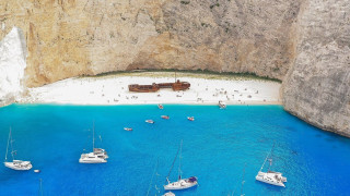 Приказен гръцки плаж затваря врати за туристите