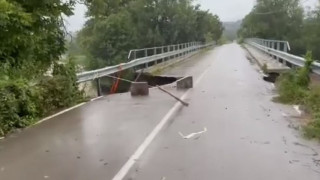 Голям риск за шофьорите! Пороят отнесе част от мост