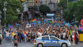 Две шествия в дъжда: Прайд и традиционно семейство