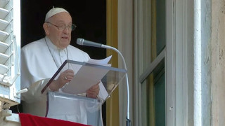 Папа Франциск възкръсна след тежка операция, отправи първа молитва