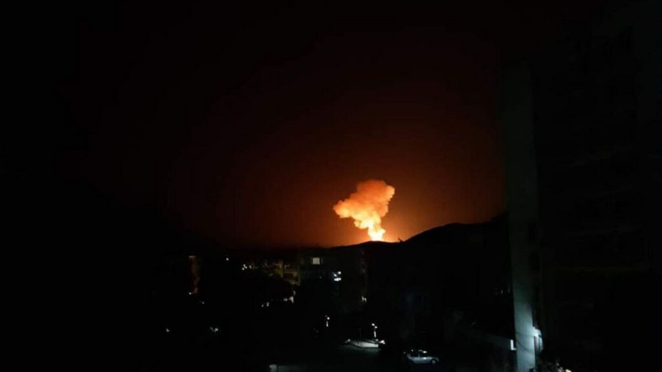 Червено небе над Карнобат. СНИМКИ от взривовете в склада за оръжие | StandartNews.com