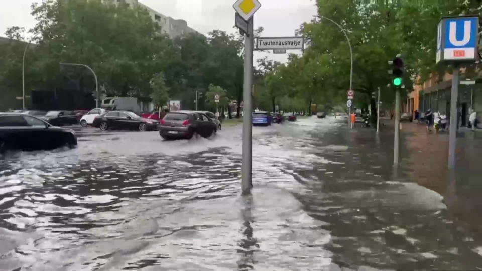 И в Берлин се борят с бурите. Улиците се превърнаха в реки | StandartNews.com