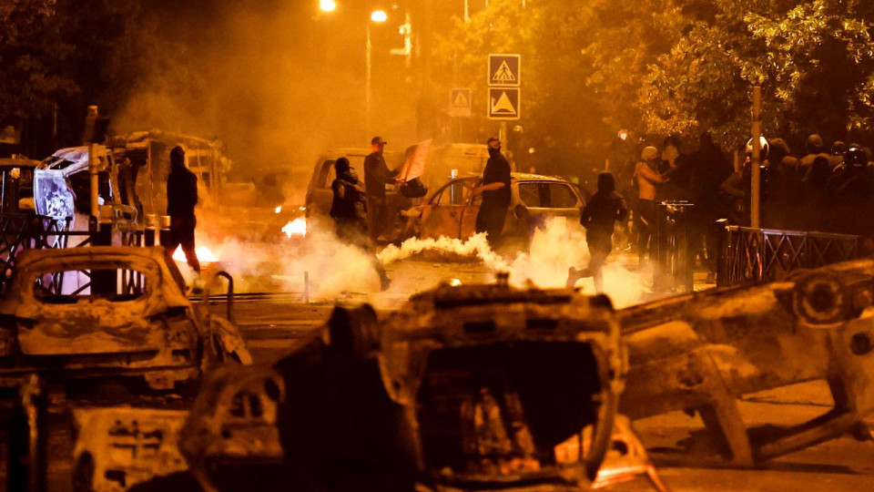 Стотици арести във Франция, вандали грабят и палят | StandartNews.com