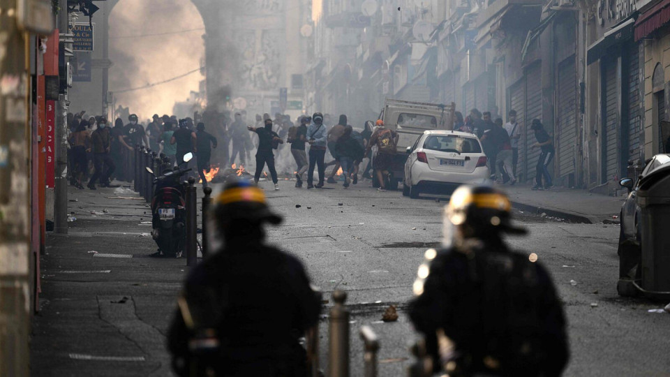 Франция завладяна от размирици, насилието и арестите продължават | StandartNews.com