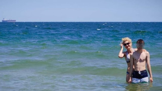 Министърката на туризма демонстрира лично, че Черно море е чисто