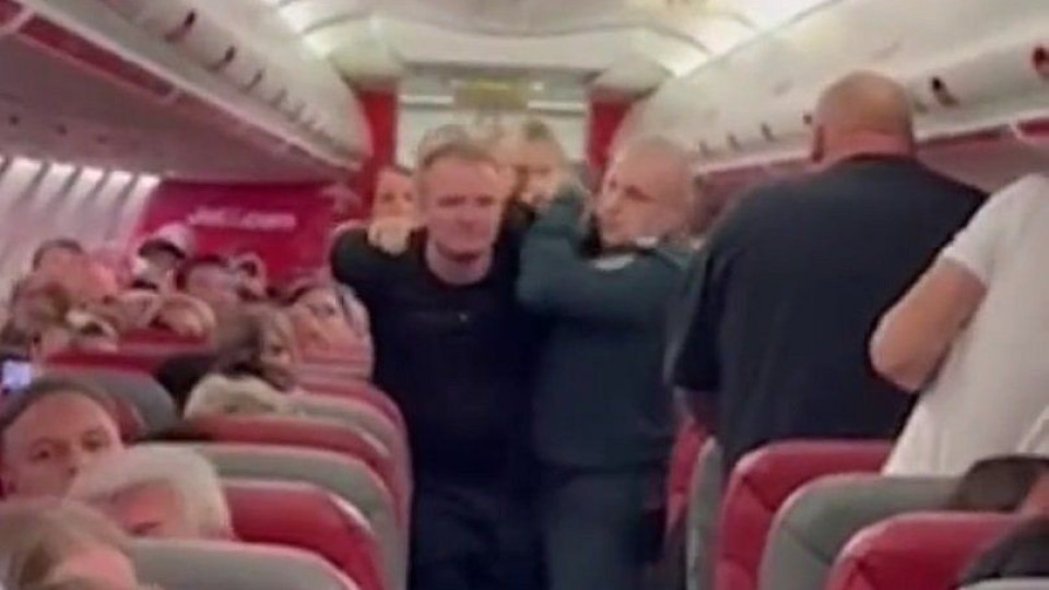 Пиян британец вилня по време на полет, наши полицаи го сгащиха | StandartNews.com