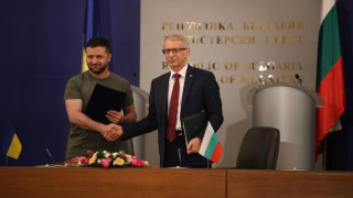 Извънредно в МС! Какво подписаха Зеленски и Денков