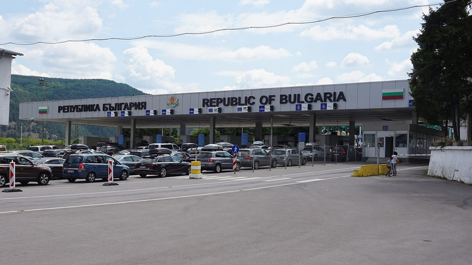 Тапи и към България! Колко висят колите на сръбската граница | StandartNews.com