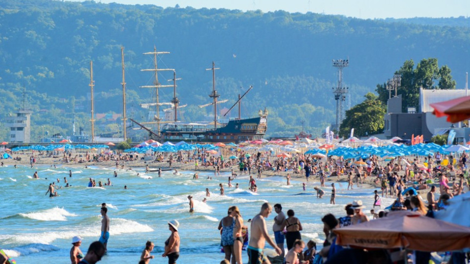 Селяния на плажа във Варна! Барман с изумителна гавра | StandartNews.com