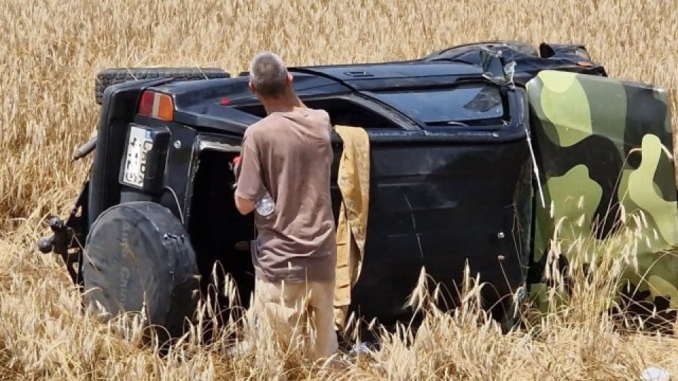 Пореден ужас заради жегата! Кола се преобърна до Мъглиж | StandartNews.com