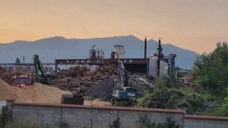 Пожар гори пелетна фабрика в казанлъшкото село Дунавци
