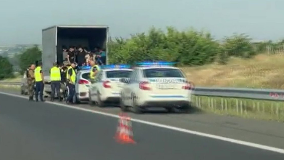 Абсурд! Колко мигранти излязоха от две коли | StandartNews.com