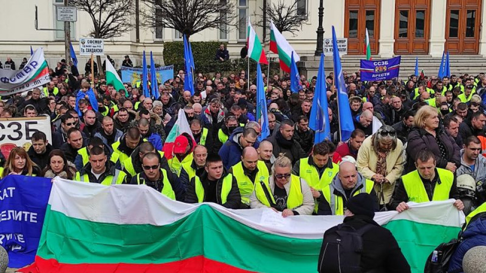 Голям протест в София! Полицаи под прозорците на Асен Василев | StandartNews.com