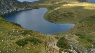 Брутално кощунство! Руснаци се къпят в едно от Рилските езера