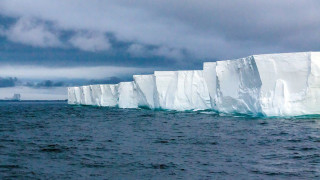 Невиждано! Най-големият ледник тръгна с бясна сила