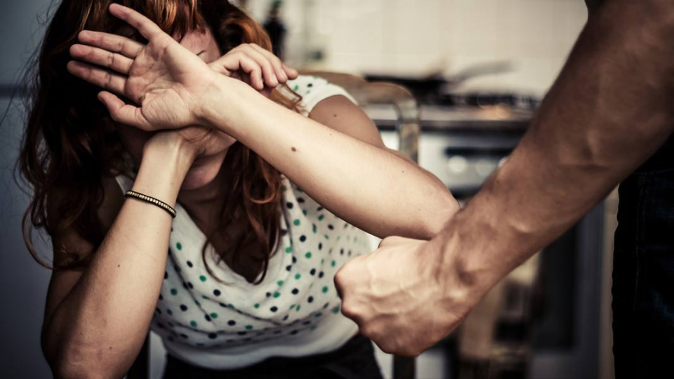 Окончателно! Затегнаха примката за домашни насилници | StandartNews.com